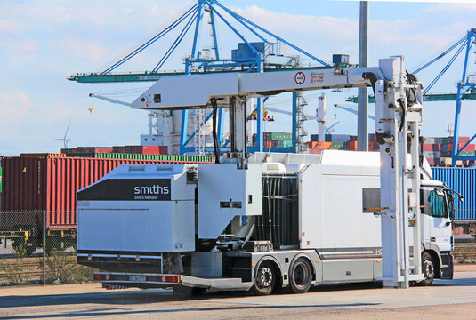 V&eacute;hicule de douane avec scanner int&eacute;gr&eacute;