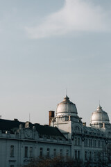 Obraz premium City buildings with dome roofs under a cloudy sky