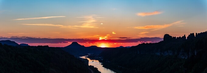 Blick von der Kleinen Bastei in die Sächsische Schweiz und auf die Elbe
