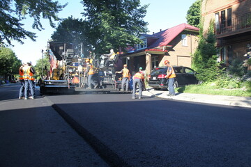 Bautrupp erneuert den Asphalt der Hauptstrasse in einem Wohnviertel in Kanada