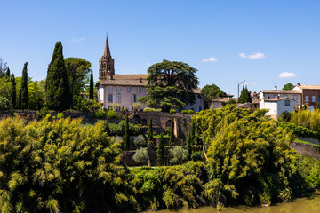 Naklejka premium Jardins en terrasse au bord de la rivière Tarn à Lisle-sur-Tarn