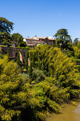 Jardins en terrasse au bord de la rivière Tarn à Lisle-sur-Tarn