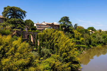 Jardins en terrasse au bord de la rivière Tarn à Lisle-sur-Tarn