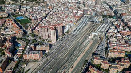 Fototapeta premium Vista aérea de una estación de trenes en medio de una ciudad