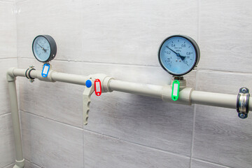 Pipe with two tanometers for measuring pressure