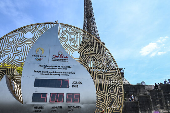 Paris decor&eacute; pour les Jeux Olympiques 2024 temps decompte chrono