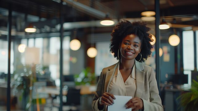 mulher de neg&oacute;cios, simpatica e sorridente em um escrit&oacute;rio moderno e criativo