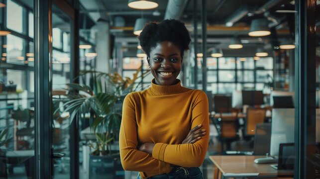 Linda Mulher negra sorridente e com cabelo estilo afro em um escrit&oacute;rio criativo