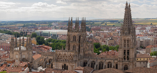 Vistas panorámicas a la grandiosa Catedral de Burgos, con torres estilo gótico, desde el mirador...
