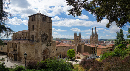 Obraz premium Vista panorámica de la Iglesia de San Esteban Museo del Retablo, templo gótico construido en el siglo XIII en Burgos, España, verano de 2021.