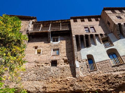 Casas vistas de abajo arriba en el barrio de La Juder&iacute;a de Tarazona, Espa&ntilde;a viajando en verano de 2021