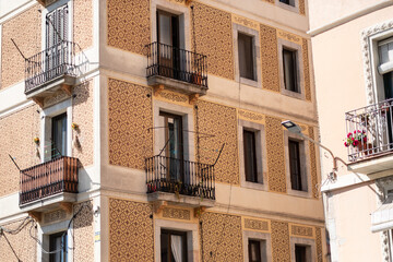 Verzierte Hausfassade im Stadtviertel Barceloneta, Barcelona, Spanien