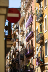 Eine enge Gasse im Stadtviertel Barceloneta, Barcelona, Spanien