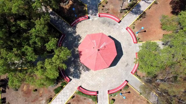 Bonito Kiosko desde el aire entre arboles