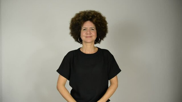 Female interpreter says the phrase inclusion is important in Brazilian sign language.