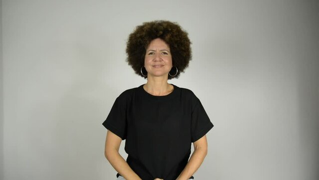 Female interpreter saying friendship is fundamental in Brazilian sign language.