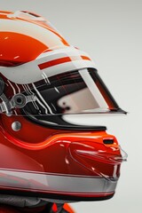 Piloto de carreras con casco de perfil, casco de piloto de formula uno de color rojo