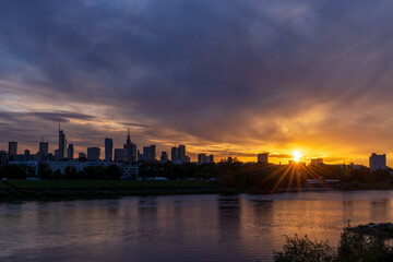 Obraz premium Horizon's Embrace: Warsaw at Dusk