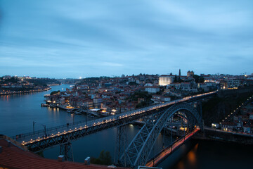 Naklejka premium Portugal, Porto, Luis I Bridge on a sunset on a cloudy day, the top view