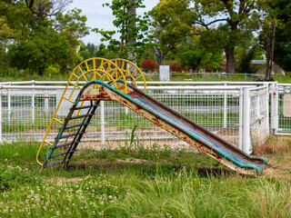 公園の古い滑り台