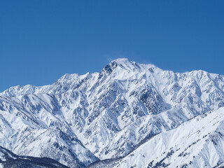 冬の白馬村　冠雪した北アルプスと五竜岳