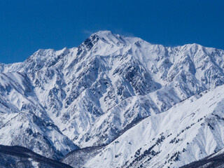 冬の白馬村　冠雪した北アルプスと五竜岳