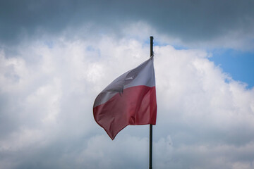 Polska flaga na tle nieba © Bartosz