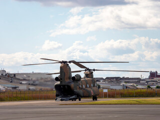 滑走路に着陸した陸自の大型ヘリコプター