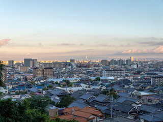 朝日に照らされた大阪の都市景観
