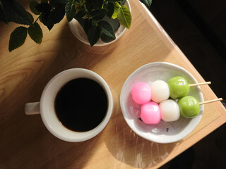 'Hanami dango' Washoku japanese sweets and cup of coffee with a rose / お花見団子のコーヒーセット@和風モダンな古民家カフェ