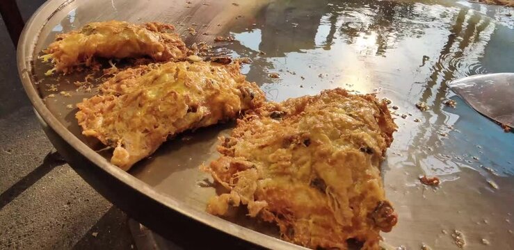 Fried Oyster Omelette.\Pan-fried clams are a popular food on street food.