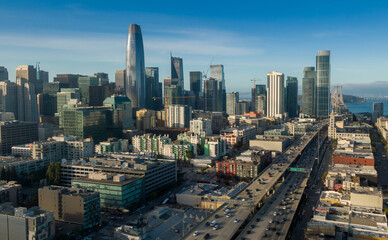 Obraz premium Freeway traffic and San Francisco city skyline, California, United States of America.