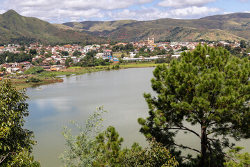 Der madegassische Tatamarina See mit einem Dorf und Hügeln im Hintergrund