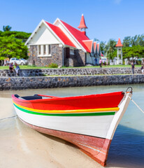 Barque et église à Cap Malheureux, île Maurice 