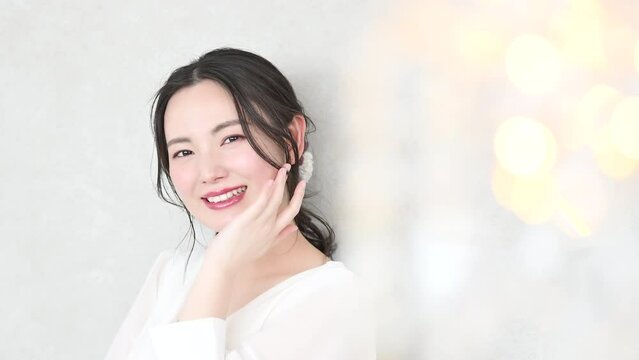 Slow video of beautiful women easy to use for beauty and beauty of beautiful thinking poses with luxurious sparkles in front blur look at the camera.