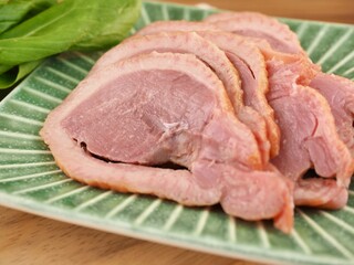 오리훈제 고기와 청경채