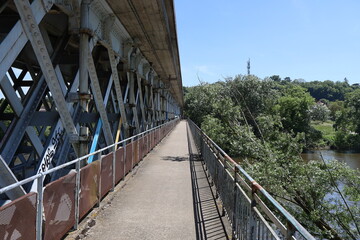 Le viaduc ferroviaire en acier sur la rivière Vienne, construit en 1954, ville de Chatellerault,...