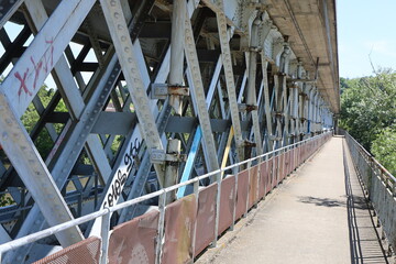 Le viaduc ferroviaire en acier sur la rivière Vienne, construit en 1954, ville de Chatellerault,...