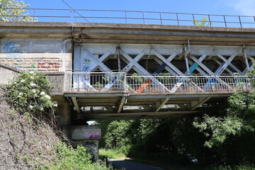 Le viaduc ferroviaire en acier sur la rivière Vienne, construit en 1954, ville de Chatellerault,...