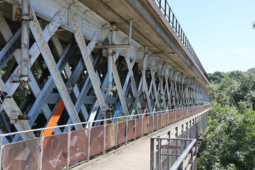 Le viaduc ferroviaire en acier sur la rivière Vienne, construit en 1954, ville de Chatellerault,...