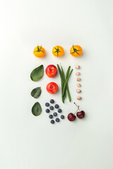 여러가지 슬라이스된 채소를 잘 정돈해서 위에서 보다.