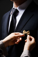 상주에게 삼베로 만든 리본을 달아주고있다.