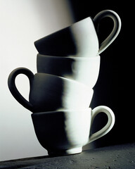 커피잔이 여러개 쌓여있다.