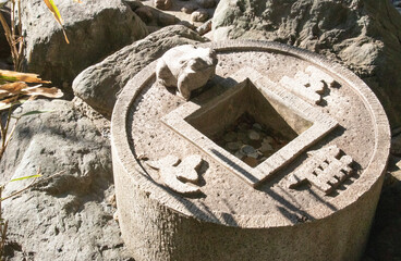 日本の神社の昔のお金の形をした石像
