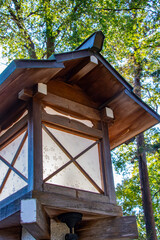 日本の神社の木製の灯篭のアップ