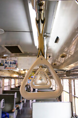 ローカル線の車内の手すりを正面から見る