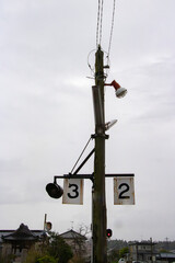 昔ながらのローカル線の電柱とホームの表示