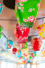 電車の車内に飾られた色とりどりの提灯