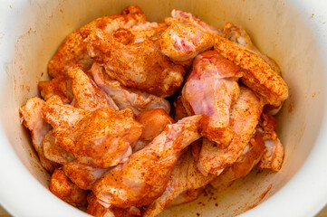 Surowe mięso drobiowe z bliska, kurczak marynowany na grilla 