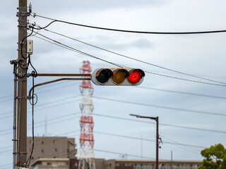 古い電球式の車両用交通信号機